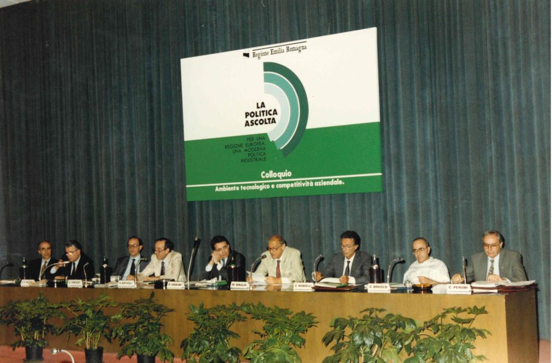la politica ascolta